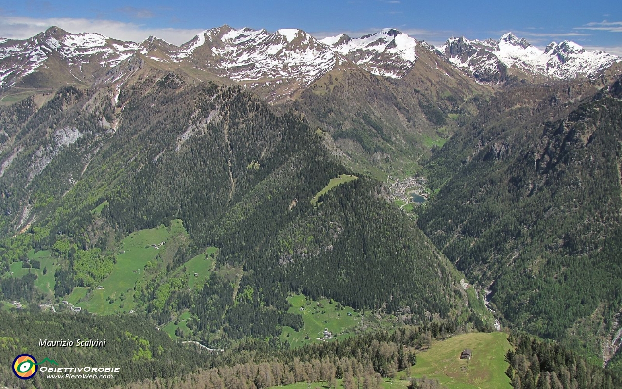 44 Lo stupendo panorama verso la vallata di Carona, le più alte vette brembane sono lassù....JPG